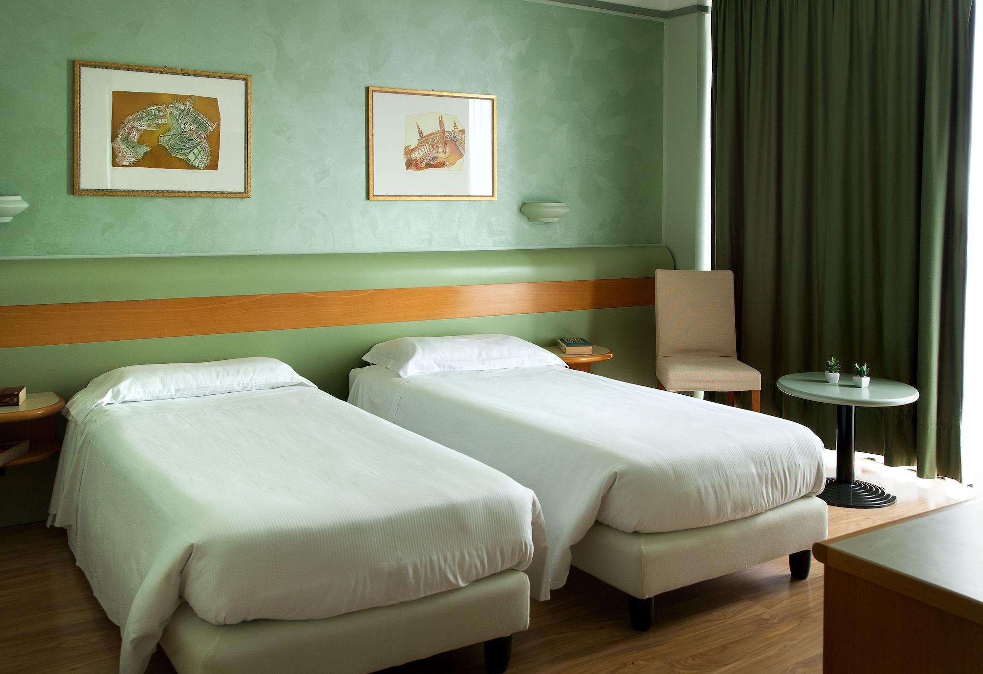Best Western Hotel Leonardo Da Vinci Erba Buitenkant foto