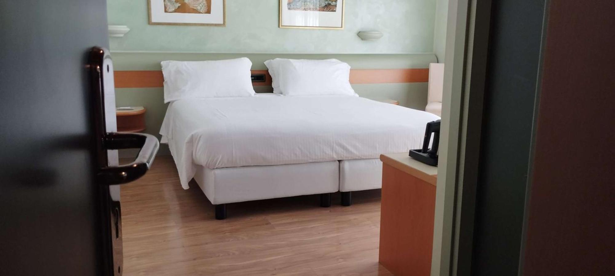 Best Western Hotel Leonardo Da Vinci Erba Buitenkant foto