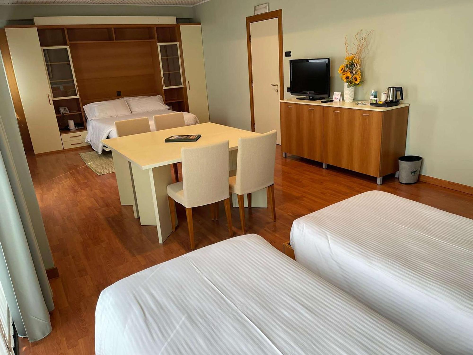 Best Western Hotel Leonardo Da Vinci Erba Buitenkant foto